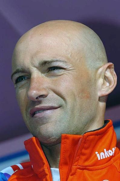 Stefano Garzelli (Acqua &amp; Sapone-Caff&egrave; Mokambo) on the podium.