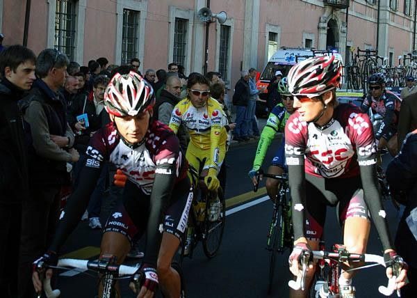 Karsten Kroon and Andy Schleck ride to the start.