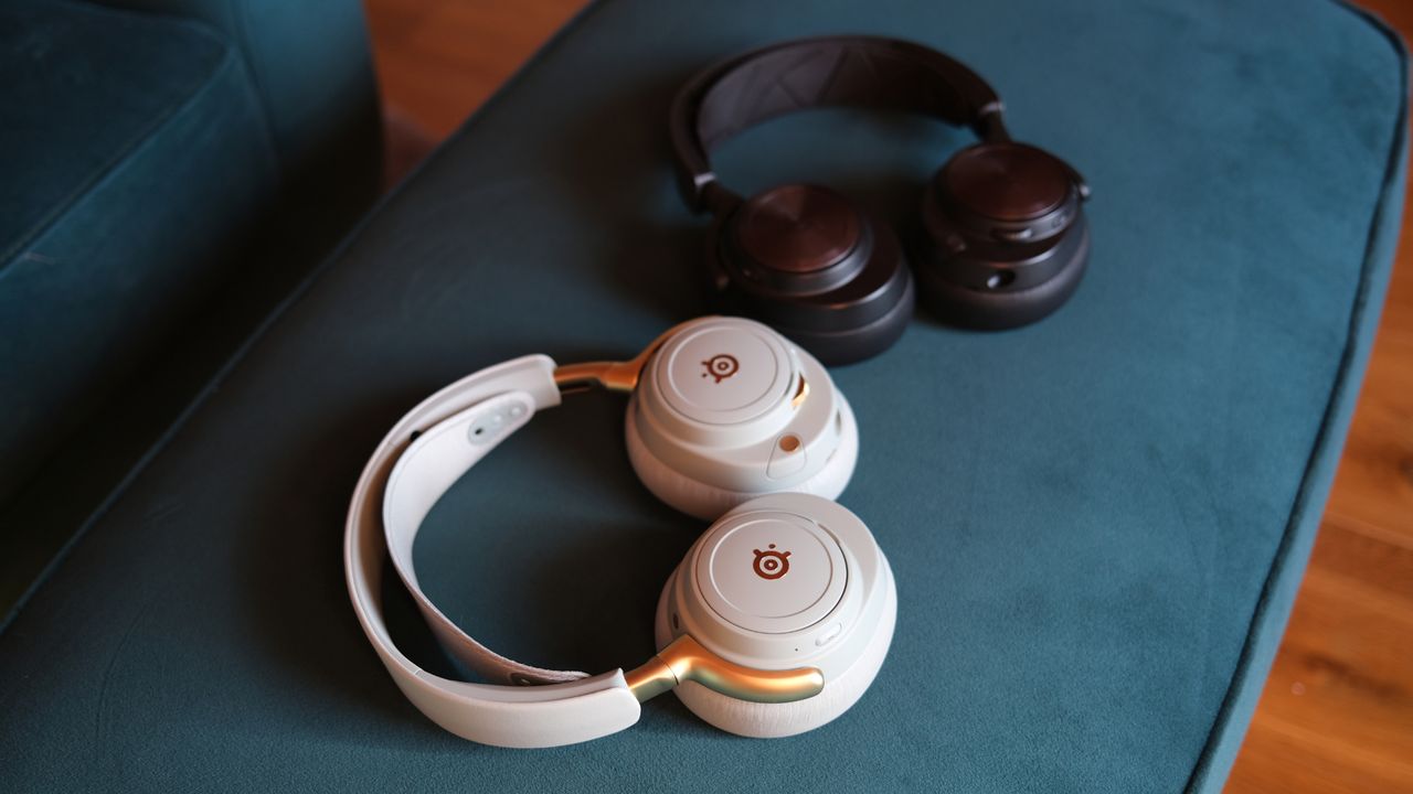 SteelSeries Arctis Nova Elite vs Nova Pro Wireless