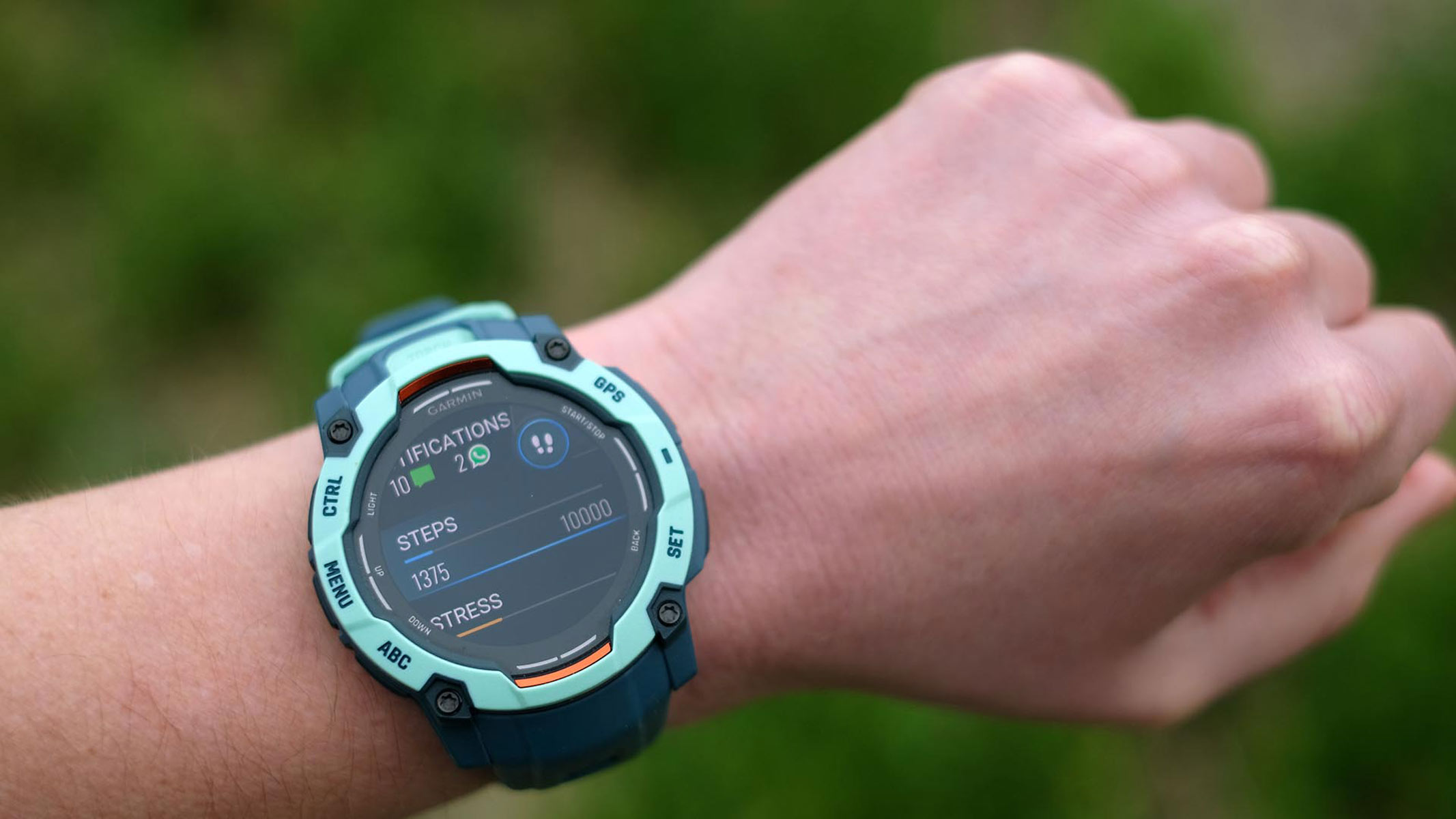 Garmin Instinct 3 fiind purtat de recenzorul nostru