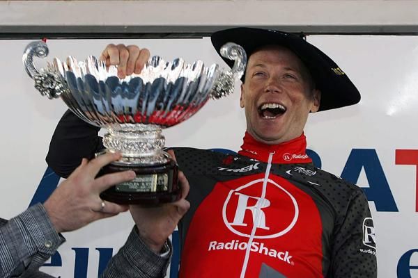 Chris Horner (RadioShack) receives his trophy for winning the final stage.