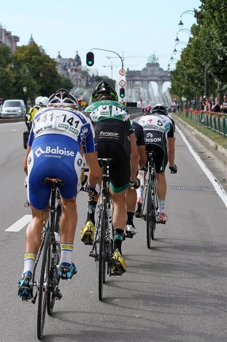 The four survivors of the early break try to hold off the peloton