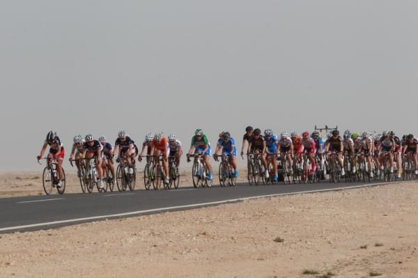 The bunch, which had split into several groups, began to reform into a larger group whilst continuing to close the gap