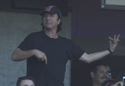 Journey frontman leads Giants fans in 'Don't Stop Believing' sing-along, complete with air guitar