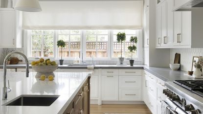 明亮的现代厨房空间，白色橱柜和木制台面