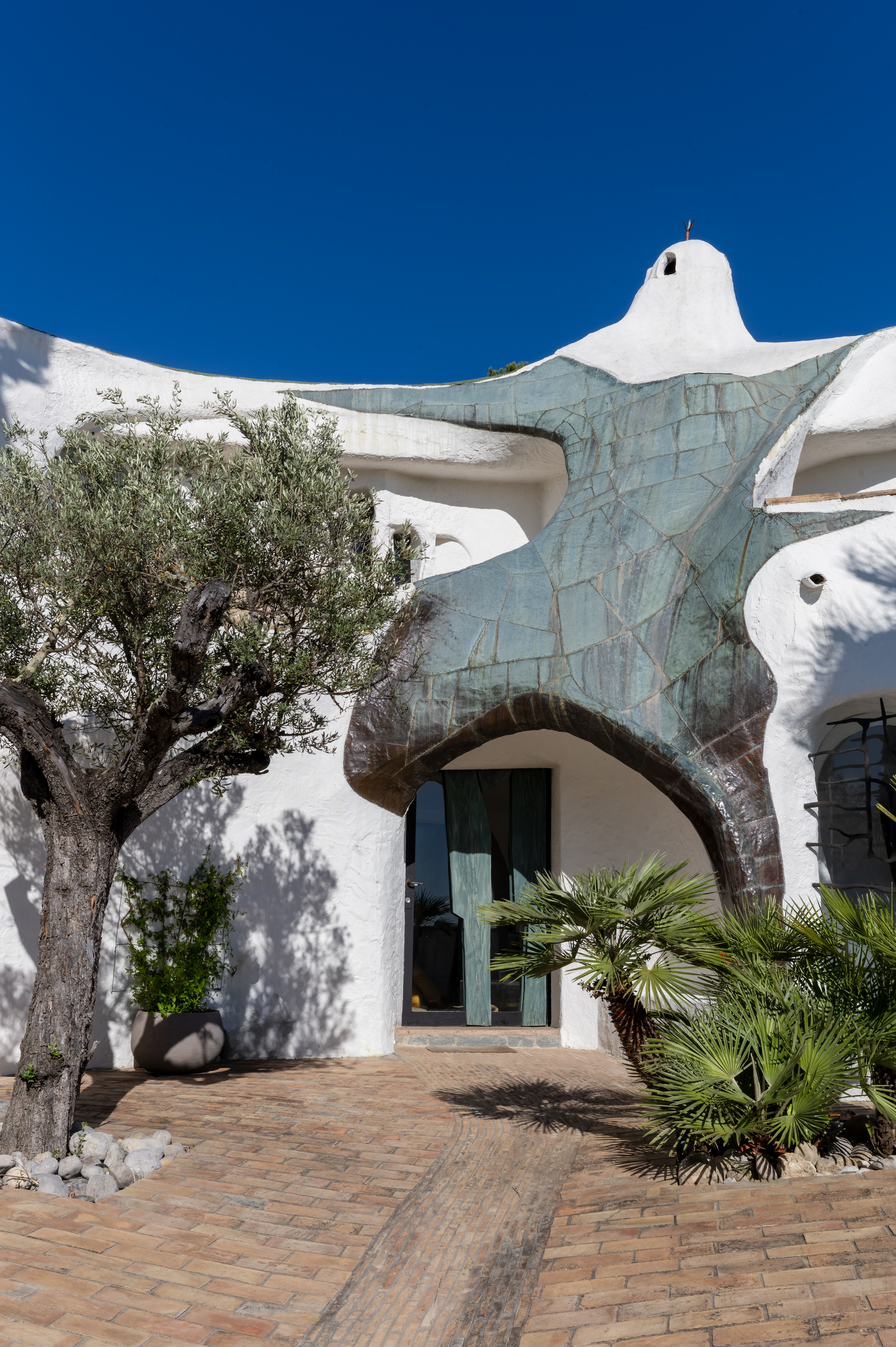 organic house in the sun by Jacques Couelle and Miriam Frowein Interiors