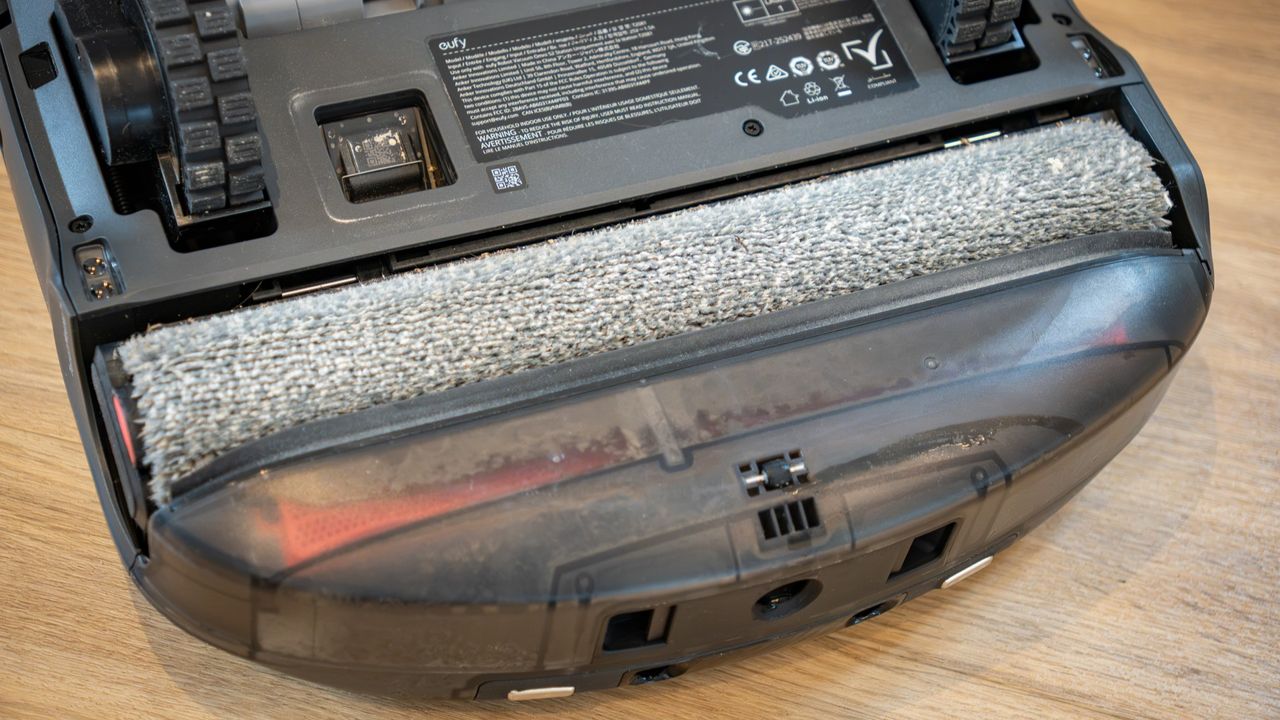 Eufy Omni S2 robot vacuum roller