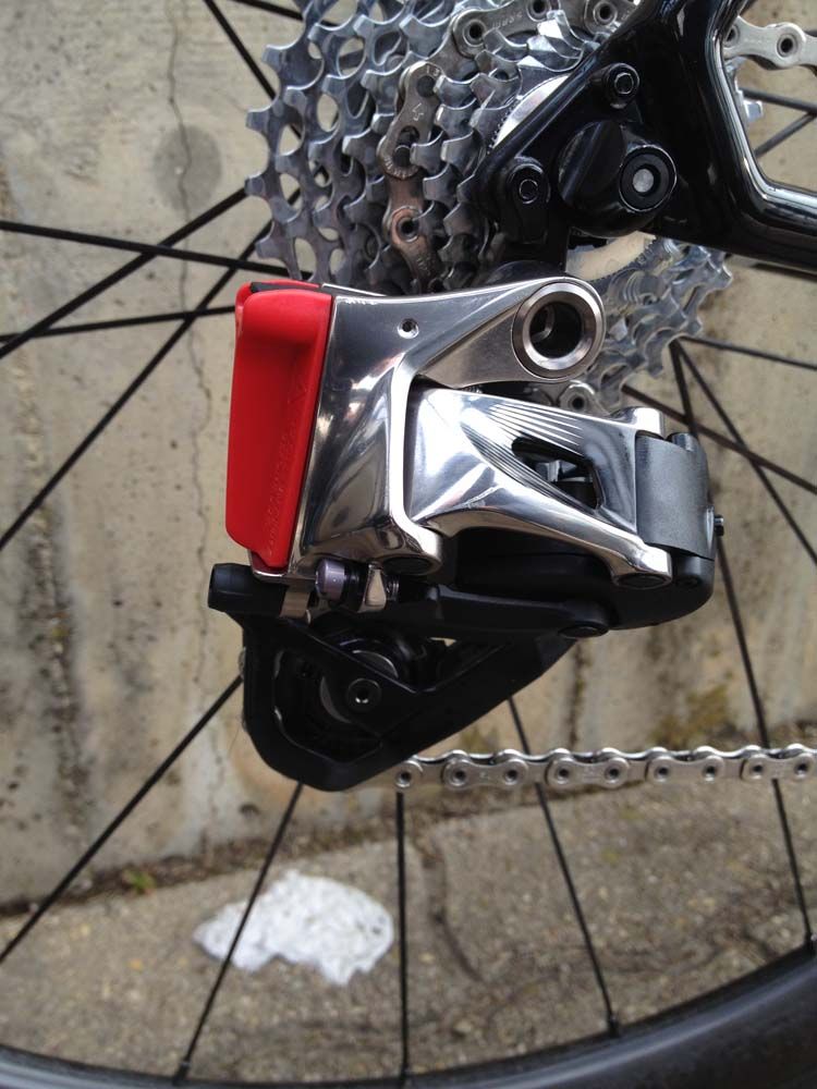 Aesthetically the derailleurs remain the same as previously seen, here we managed a shot of the rear derailleur without its battery, instead with just a connector cover