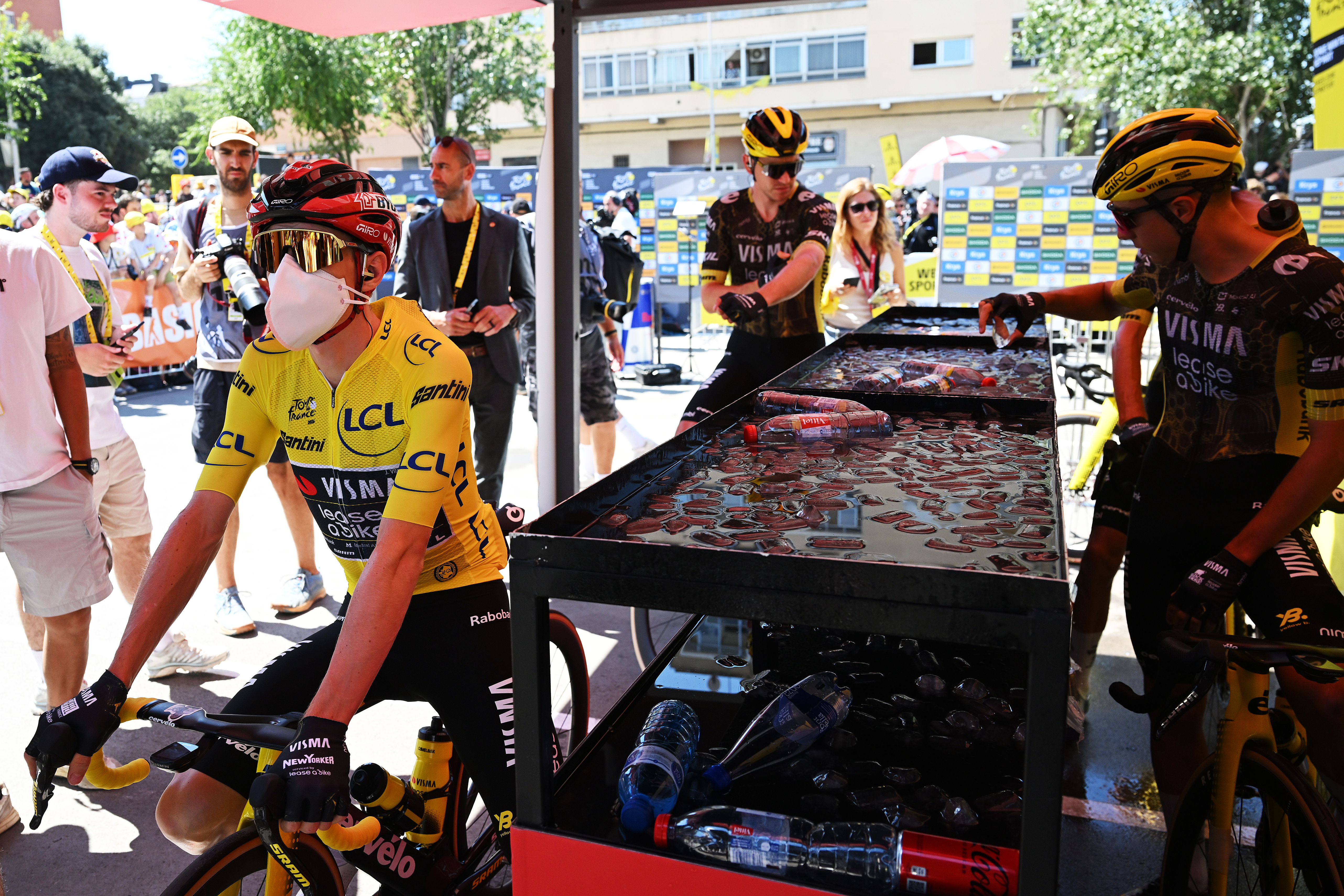 GRANOLLERS, SPAIN - JULY 06: Jonas Vingegaard of Denmark and Team Visma | Lease a Bike - Yellow Leader Jersey prior to 113th Tour de France 2026, Stage 3 a 195.9km stage from Granollers to Les Angles 1801m / #UCIWT / on July 06, 2026 in Granollers, Spain. (Photo by Dario Belingheri/Getty Images)