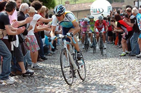 Yaroslav Popovych (Astana) attacks the chase group on a cobbled climb in Bergamo.