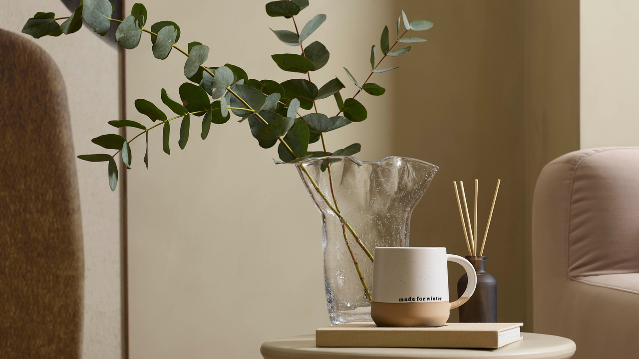 Small table with vase, difuser and mug