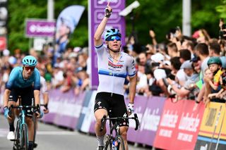 2023 Baloise Belgium Tour stage 5: Fabio Jakobsen points his finger skywards in memory of Gino Mäder