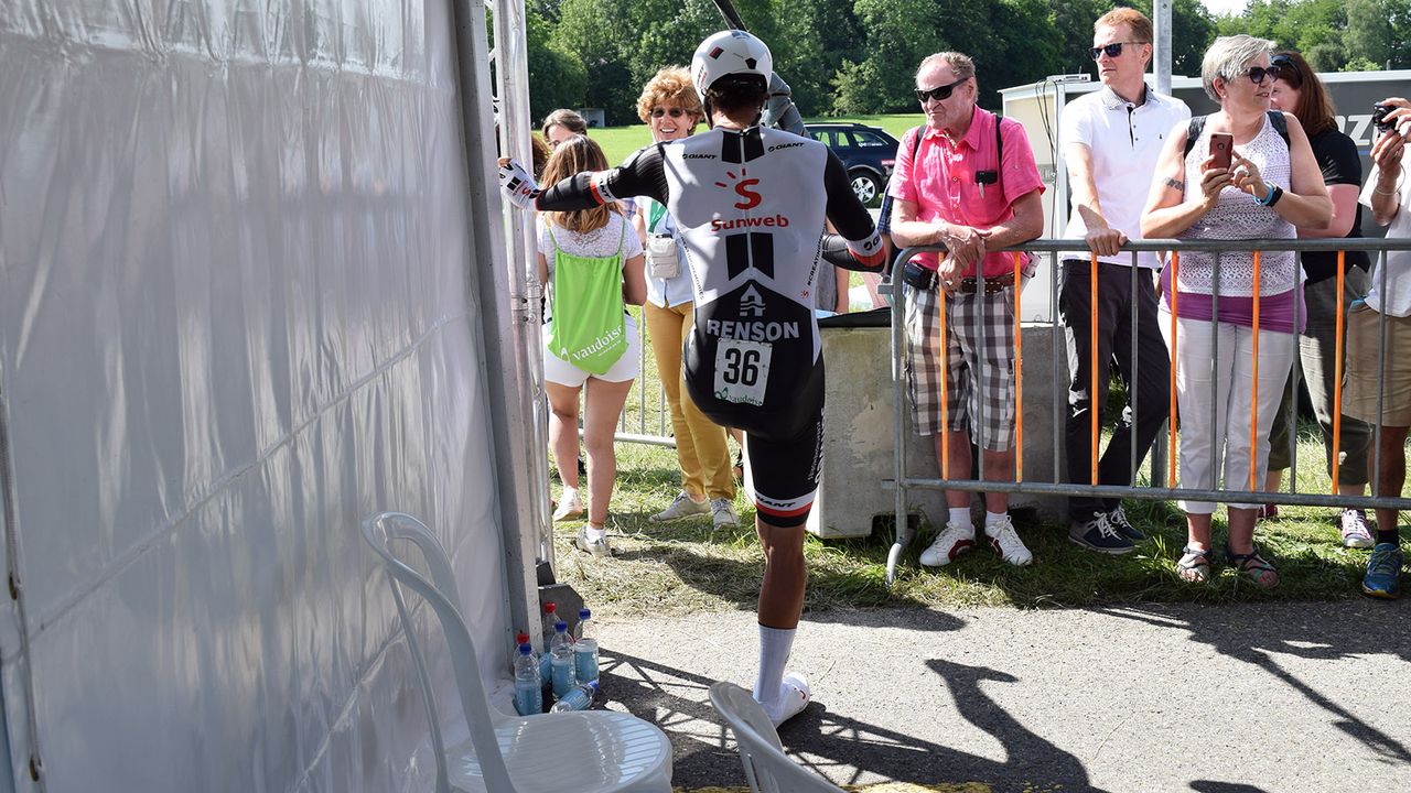Michael Matthews nearly kicked over a UCI comissaire with his dynamic stretching at the stage start