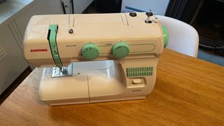 sewing machine review Janome 2200XT: a photo of a sewing machine on a kitchen table