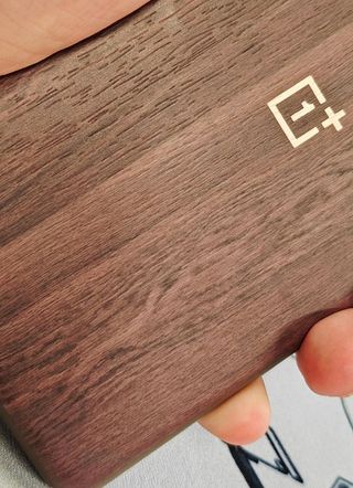 A leaked image at the wooden back panel variant of the OnePlus 12.