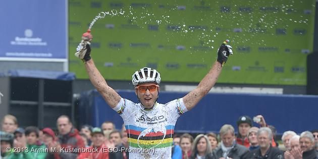 A triumphant Nino Schurter (Scott Swisspower)