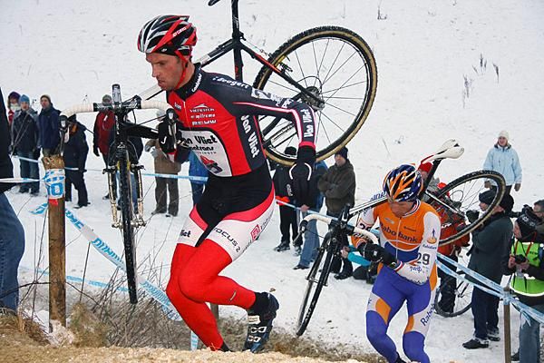 Bram Schmitz (Van Vliet - EBH Advocaten - Elshof) holds his own on the stairs.