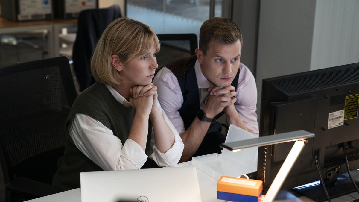 Karen Pirie (Lauren Lyle) and Jason Murray (Chris Jenks) looking at a computer