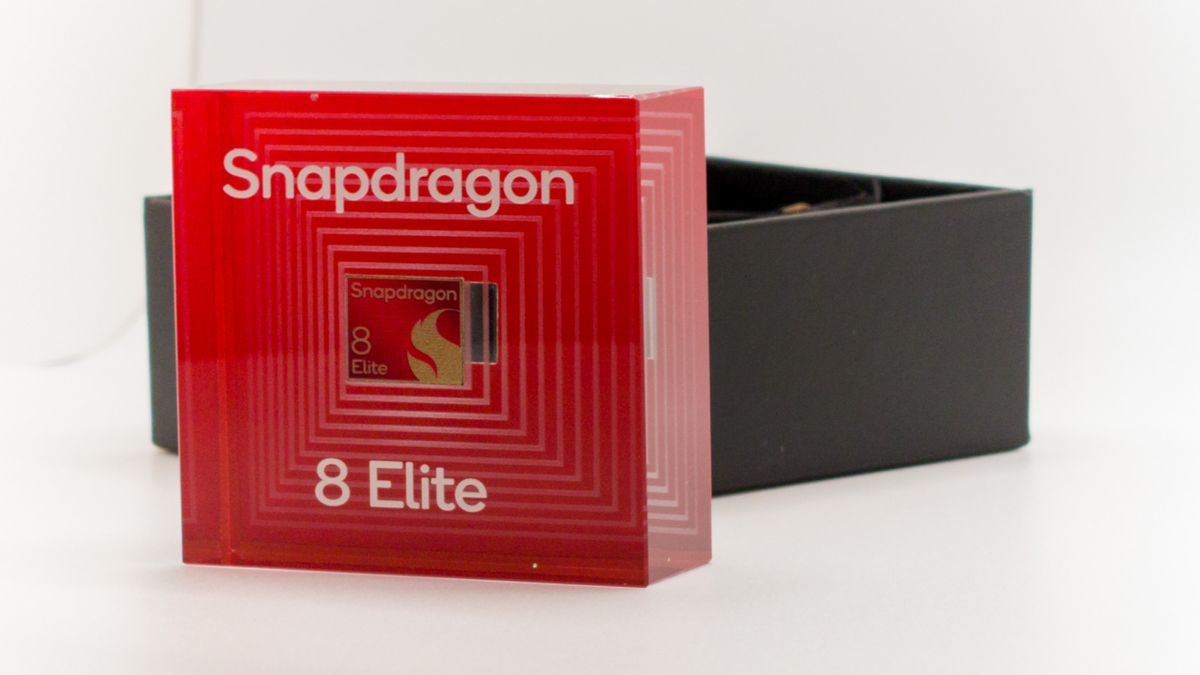 A Qualcomm Snapdragon 8 Elite placard at a press event