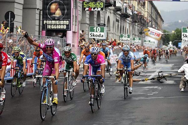 Danilo Napolitano (Lampre-Fondital) finishes ahead of a crash.