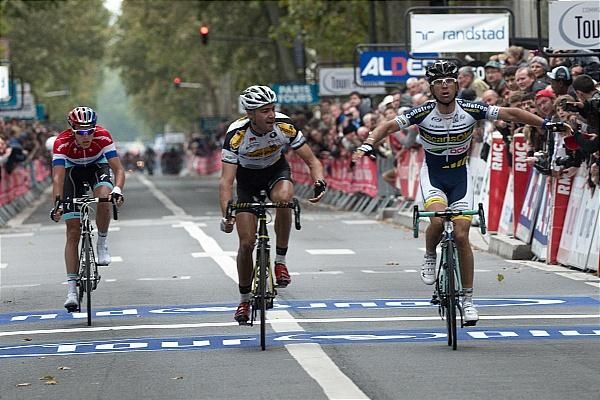 Marco Marcato beats De Vrees in the sprint, but the Belgian is not happy