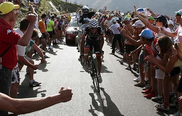 Carlos Sastre (Cervelo) on his way up Monte Petrano.