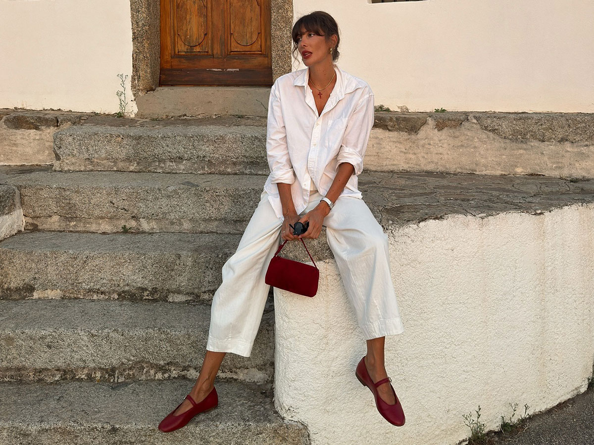 @juliesfi outfit photo all white with burgundy bag and shoes