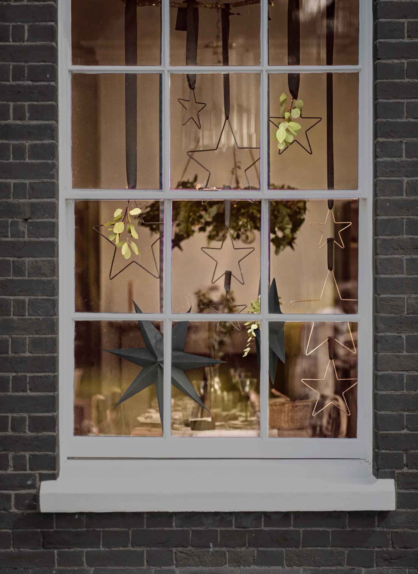 13 Christmas window displays to add a seasonality to sills | Real Homes