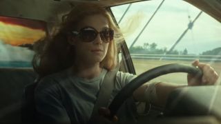 Rosamund Pike weating sunglasses and driving a car as Amy Dunne in Gone Girl