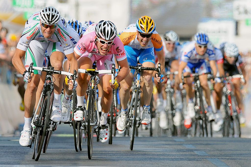 Alessandro Petacchi beats Mark Cavendish on stage 2 of the 2009 Giro d&#039;Italia in Trieste.