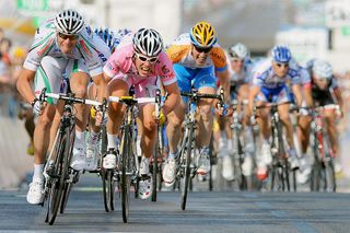 Alessandro Petacchi beats Mark Cavendish on stage 2 of the 2009 Giro d'Italia in Trieste.