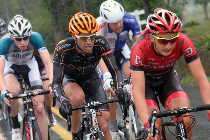 Stephen Leece (Jamis Hagens Berman) leads his companions.
