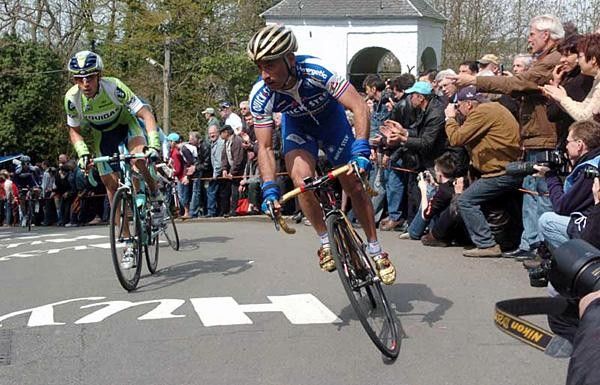 Paolo Bettini (Quick.Step) attacks on the Mur