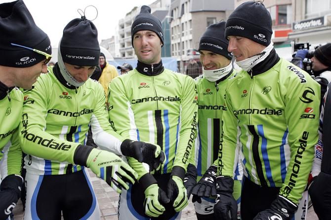 The Cannondale team compares gloves