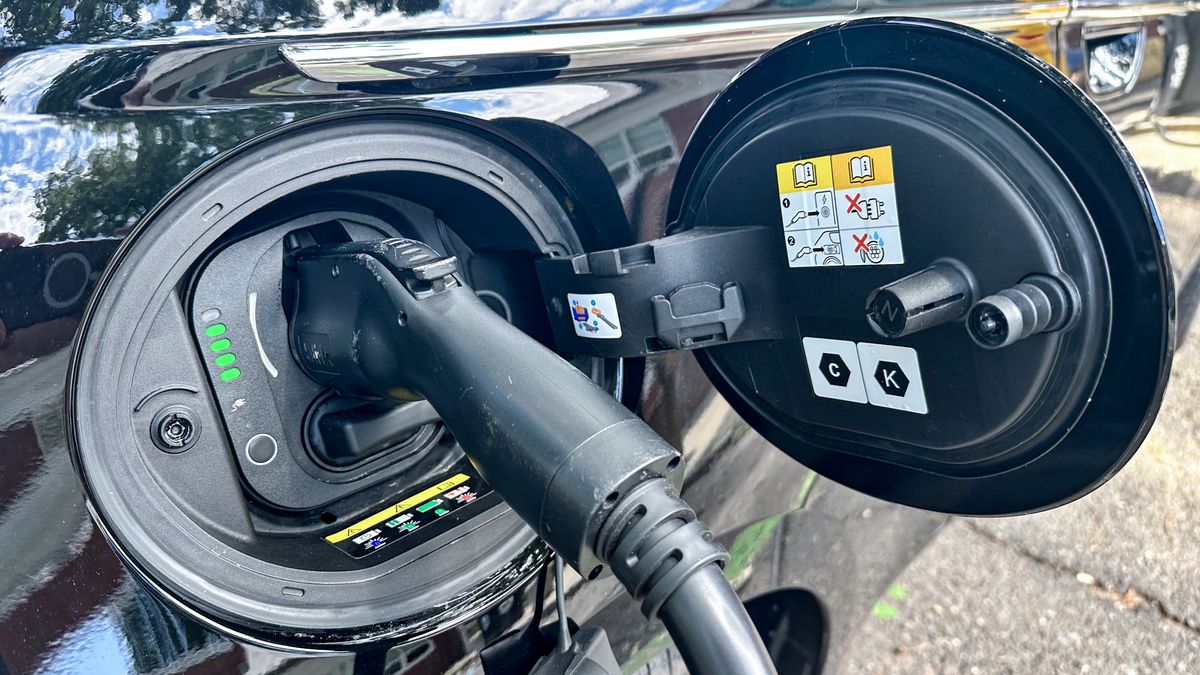 Fiat 500e recharging