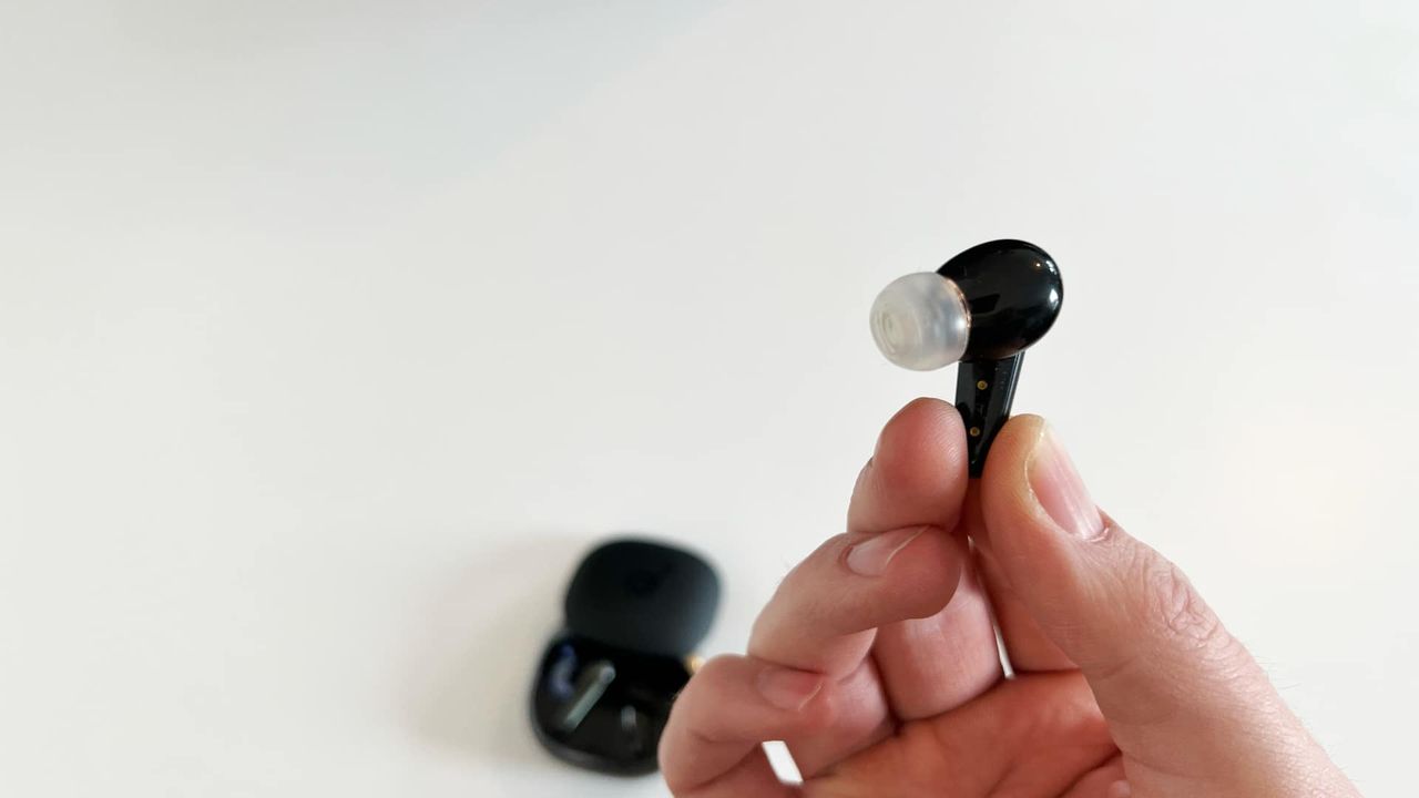 Anker Soundcore Liberty 4 p&aring; vitt bord