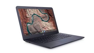 HP Chromebook 14 åben og med tændt skærm, der viser en flod høj oppefra i et ørkenterræn