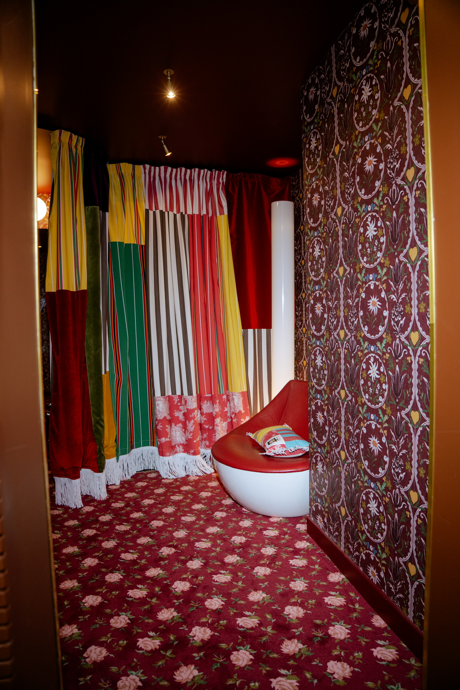 a changing room in a la veste store
