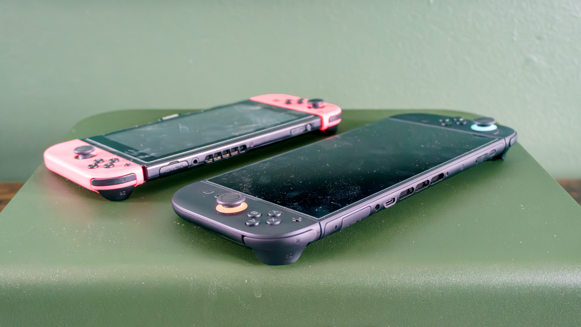 یک Nintendo Switch به Genki Covert Dock 3 متصل شد و به تلویزیونی در کنار Nintendo Switch 2 متصل شد.