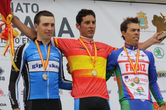 A hundred of amateur riders over 23 years old raced along with the Elite Pro riders. This is the podium of the category, l-to-r: Aritz Bag&uuml;es (Guipuzcoa, ex Euskadi, silver); Cristian Ca&ntilde;ada (Mutua Levante, gold) and Pedro Merino (Super Froiz, ex Saunier Duval, bronze)