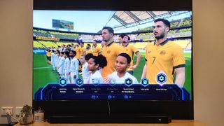 Bästa 8K TV: En Samsung QN900B Neo QLED 8K TV som kör FIFA.