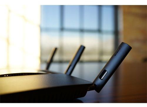 The Linksys EA6900 features three adjustable external antennas.