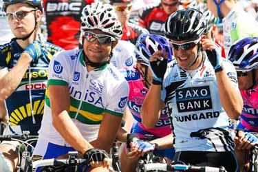 Jonathan Cantwell (Uni SA) chats with Richie Porte on the start line.