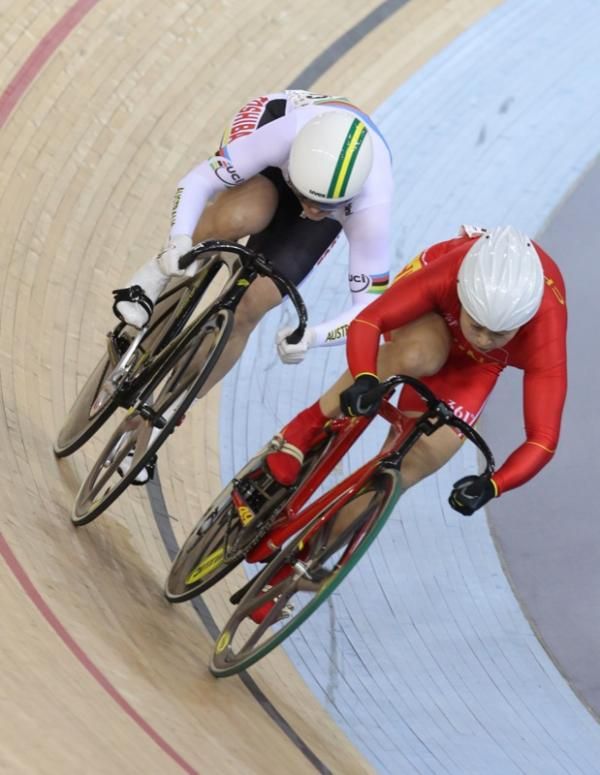 Shuang Guo holds off the challenge from Anna Meares to win the sprint gold medal