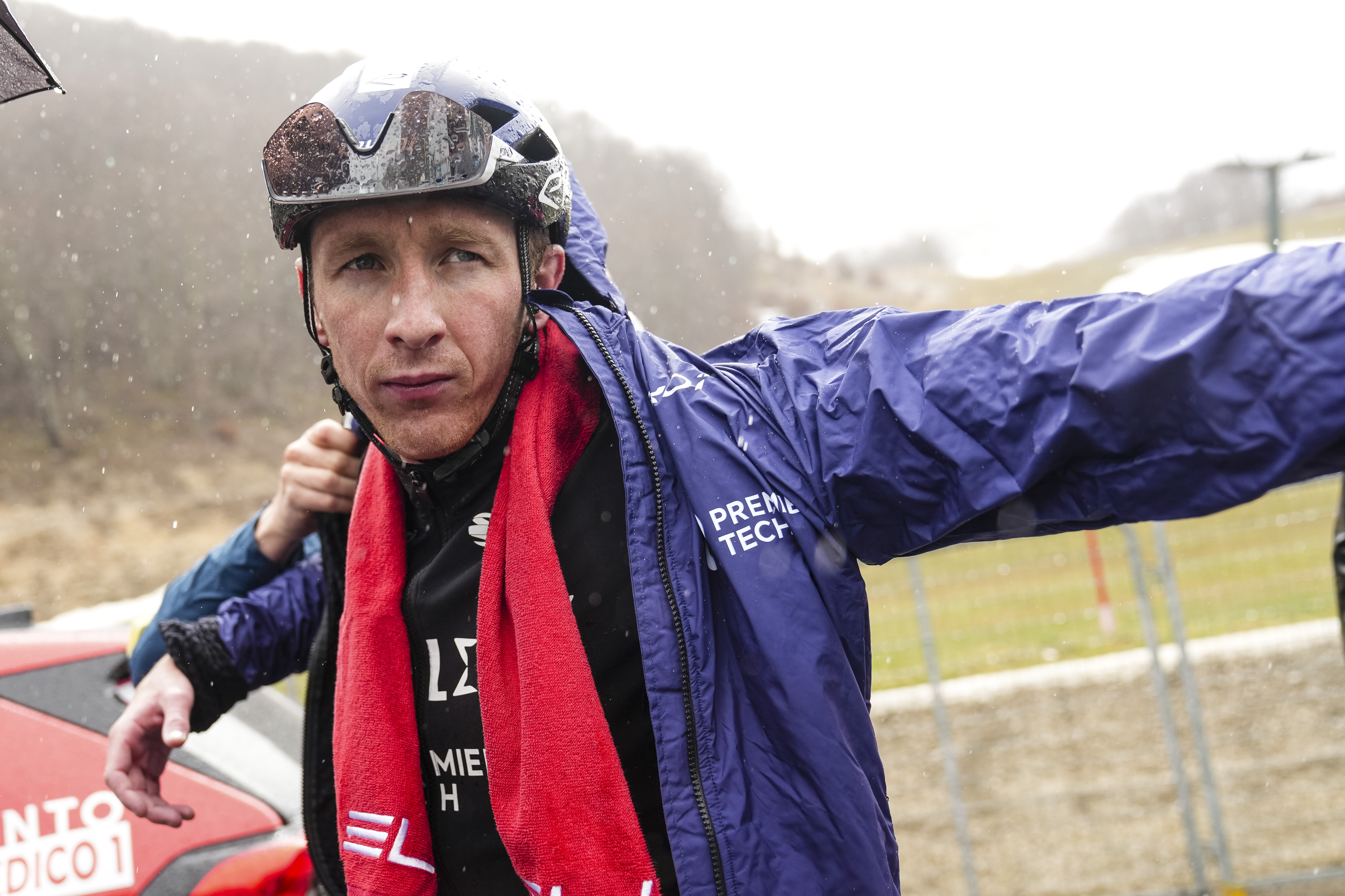 Stevie Williams puts a jacket on