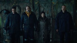 Hopper, Joyce, Murray og Dmitri er inne i en låve og stirrer på et eller annet tilskueren ikke kan se i «Stranger Things» sesong 4
