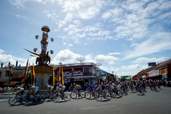 Riders pass Pariaman on stage 4