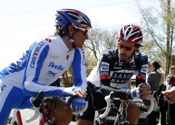 Filippo POzzato and Fabian Cancellara have a pre-race chat