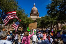 Pro-immigrant protesters in Austin, Texas, on Thursday.