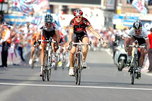 Alejandro Valverde (Caisse d'Epargne) won the sprint for third more than one minute after the finish of Vinokourov.